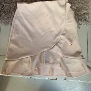 Beige kjol - Fin kjol med volanger. Tight runt höfterna med volanger