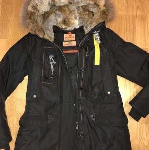 Parajumper kodiak dam 6000kr - Säljer nu min älskade lilla parajumper för att jag helt enkelt gått ner i vikt och att den blivit alldeles för stor. Original pris 10.995 nypris: 5500