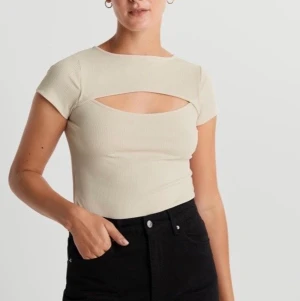 Cutout top  - En jättefin och snygg topp som passar till både Vardagen och festlook samt att den är jättebekväm. Storleken är M men jag brukar ta L på tröjor så den passar både och.
