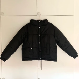 Svart Vinterjacka  - Så fin svart tjock vinterjacka från H&M som inte längre säljs. Super tjockt material så verkligen en rejäl vinterjacka. Ser ny ut förutom att de är lite avskavt på en knapp (se tredje bilden). Säljer för 200kr eller bud. Storlek 38