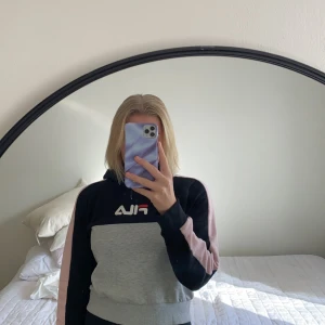 Intressekoll, fila hoodie  - Tänkte kolla intresset på denna croppade hoodie från fila. Är osäker på om jag vill sälja men kan tänka mig att göra det till ett bra pris😋 den är inte så använd så det är bra skick! Jag börjar budgivningen på 250 inklusive frakt, nypris 599💗