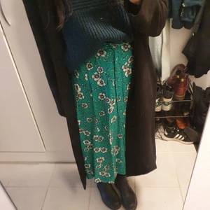 Blommig kjol - Blommig kjol från Lindex. Storlek m