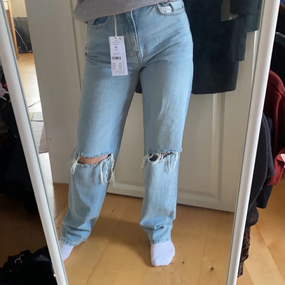 Säljer dessa helt nya 90’s high waist jeans från Gina tricot som är helt slutsålda på hemsidan! Storlek 34. Säljer då de är för små för mig:( OBS! Kan även tänka mig att byta dem mot en storlek 36:) BUDA!. Jeans & Byxor.