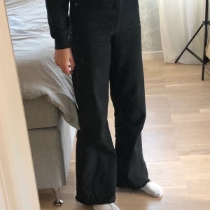 Na-kd jeans - Svarta raka jeans från Na-kd i storlek 34. Jag är 172 cm💜 Skitanygga slitnings detaljer💜 Köpte dessa förra året då jag tror att dom inte finns kvar på hemsidan. 