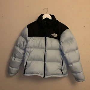 Intressekoll the north face - ❗️Intressekoll på min fina north face jacka ändast använd några få gångar förra vintern💕.(org. Pris ca 2100kr) Säljer ändast vid bra pris det är bara att skriva om du är intresserad vid bud eller frågor! Sitter snyggt oversized på mig (s) ❗️(BUDET LIGGER PÅ 1400kr)❗️