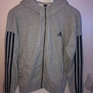 Adidas hoodie - Grå hoodie från Adidas, storlek S, ser ut som ny! Säljer även mjukisbyxorna som tillhör settet. 