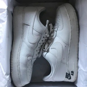Nike air force 1 - Nyskick, använda Max 2 gånger. Storlek 41, står 26cm i skorna. Köpta på jd sports, pris kan diskuteras vid snabb affär. 
