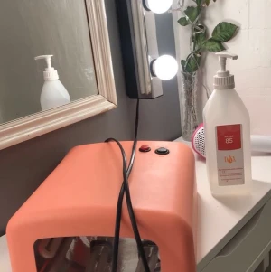 Uv-lampa - Uvlampa, köpt för 299kr, säljs för 80+frakt, timerfunktionen glappar, fungerar bara ibland, har istället bara använd timer på telefonen💕 Annars fungerar den felfritt 🥰