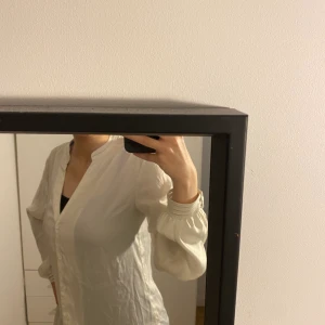 Vit blus - En jätte fin vit blus med söta detaljer. 