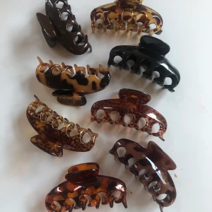 Hårklämmor - Jätte fina hårklämmor som aldrig är använda! 35 kr st + 11 kr frakt🤩.        