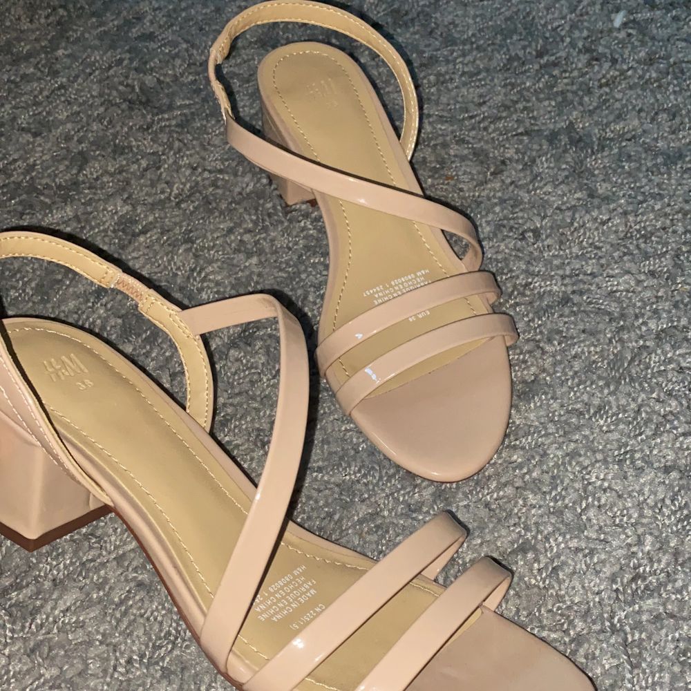 Ljusrosa sandaletter med låg klack | Plick Second Hand