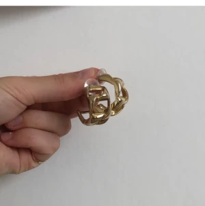 Kedjemönstrade örhängen - Ett par använda örhängen i kedjemönster. I gott skick. SAMFRAKTAR