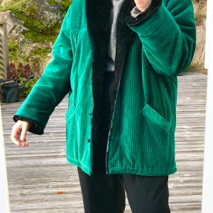 Grön manchester-jacka - En asball tjock och mysig jacka i manchester-tyg med en pälskrage. Varm till vintern och lyser upp det mörka! Budgivning i kommentarerna om fler är intresserade, GRATIS FRAKT!
