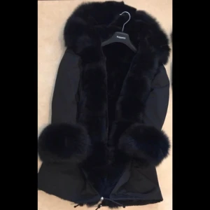 Pälsjacka - En pälsjacka från luxuryfur sweden. Storlek S. Varsamt använd i 1 vinter. Pris 2300 men kan diskuteras vid snabb affär