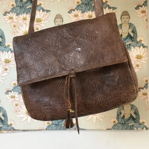 Mönstrad väska - Väska fint skick i fusk läder. Stor och rymlig