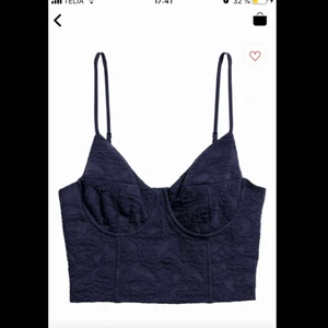 Topp/bustier - Använd vid 2 tillfällen sedan har den blivit liggande då den inte passar längre. Justerbara axelband och ”bh knäppe” i ryggen. Tjockt material i riktigt bra kvalite Nypris: 350 kr. kan mötas upp i Uppsala/Enköping eller frakta (köparen står för frakten)