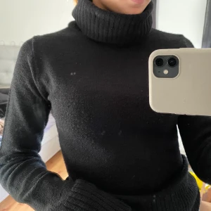 Polotröja - Mysig stickad polotröja!💞 OBS det är spegeln som är smutsig