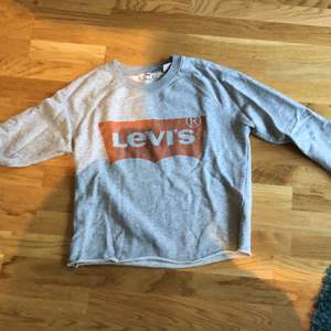 En grå Levis tröja i storlek XS. Använd några gånger men är i fint skick 
