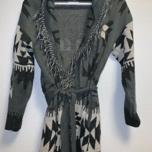 Kofta - Mycket skön och mysig kofta. Unik stil. Orginalpris: 600kr