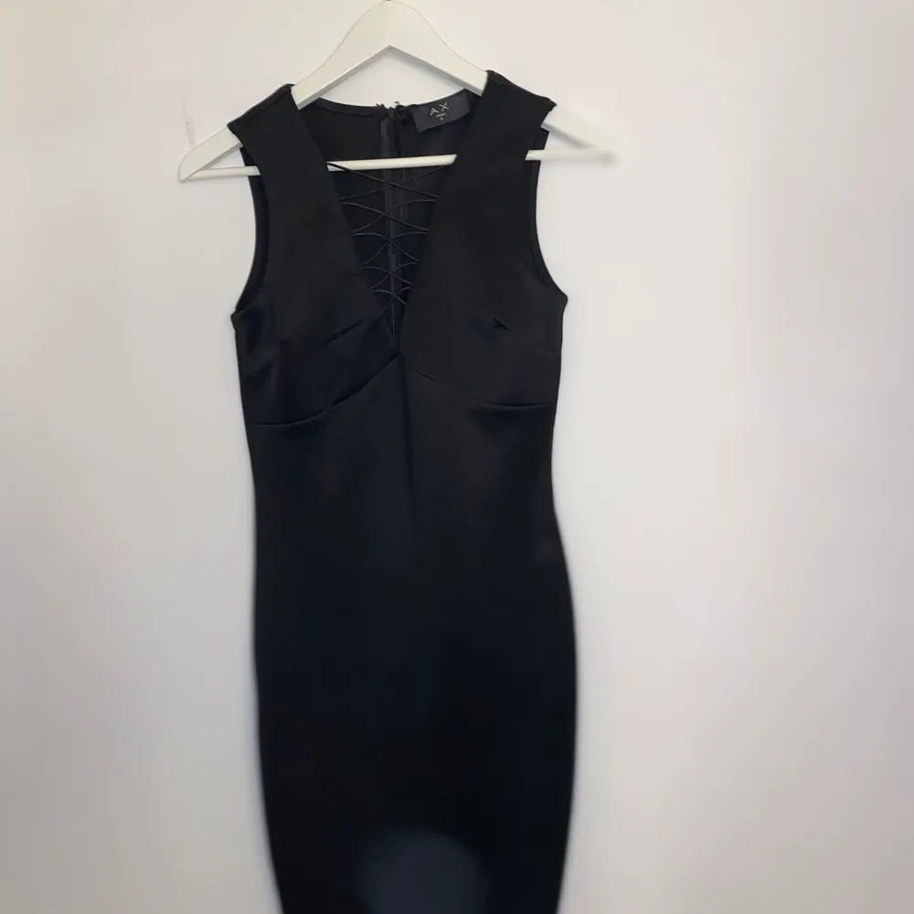 Svart klänning med snörning där fram, köpt från AX Paris och är aldrig använd därför är prislappen kvar 😛 strl 36! Säljs för 80kr + frakt 🖤. Klänningar.