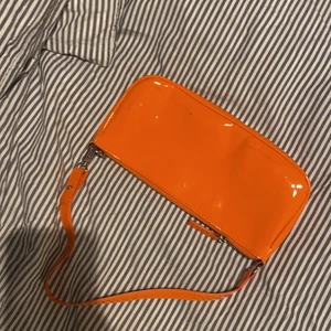 Axelväska - Säljer denna super fina väskan från SHEIN. Köpt för 149kr och säljer den för 89kr. Den är använd en gång. Frakt tillkommer!