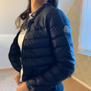 Moncler Longue Saison Jacka💙🦋🌟🌈 - Mörkblå moncler jacka💙💙💙💙så fin, dock för liten för mig. Tyvärr kvitto men är äkta. Två små märken på den (se bild), därför jag säljer så billigt. Storlek 10 (140cm) Hör av er om ni vill ha fler bilder🥰🌟🦋