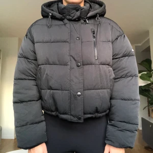 Jacka Urban Outfiter strl S - PuffarJacket från Urban Outfitters. Storlek S och sitter perfekt på mig som är 170 cm lång. Säljer på grund av att jag har en liknande, inte för att det är något som helst fel på den. Den är använd en gång. Nypris är 800kr men säljer den för 500kr. ✨
