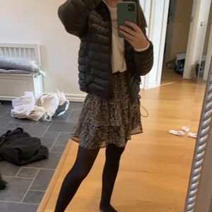 Jacka från peak performance. - Jacka i super fint skick från peak performance. Den har ett litet hål på baksidan som är lagat. Syns knappt. Storlek 130 men sitter såhär på mig som är 155 cm. ❤️ använd 2 vintrar. 