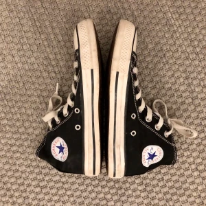 Svarta hi top converse strl 37 - Svarta vi top converse i storlek 37, men passar även 37.5! Använda typ en gång, väldigt rena och hela överallt. ⚡️Spårbar frakt tillkommer på 60kr⚡️ Buda i kommentarerna!💞 (avslutas torsdag 15/10 kl 18:00) Köp direkt för 350+frakt!