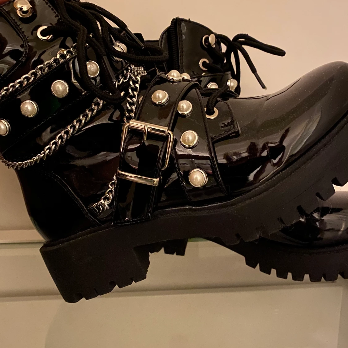 ”Kängor” med detaljer - 90