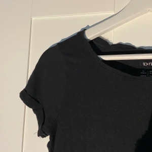 t-shirt med spets i botten - tröjan ser grå ut på bilden men är egentligen svart. Väldigt bekväm och fin med spets i botten. Bra skick utöver några lösa trådar (spårbar frakt går att få).