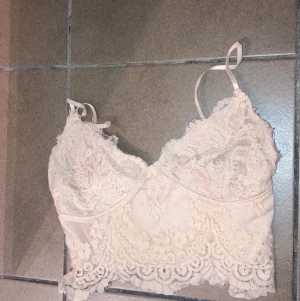 Spets topp  - Hämtas upp i Malmö, kan skickas.