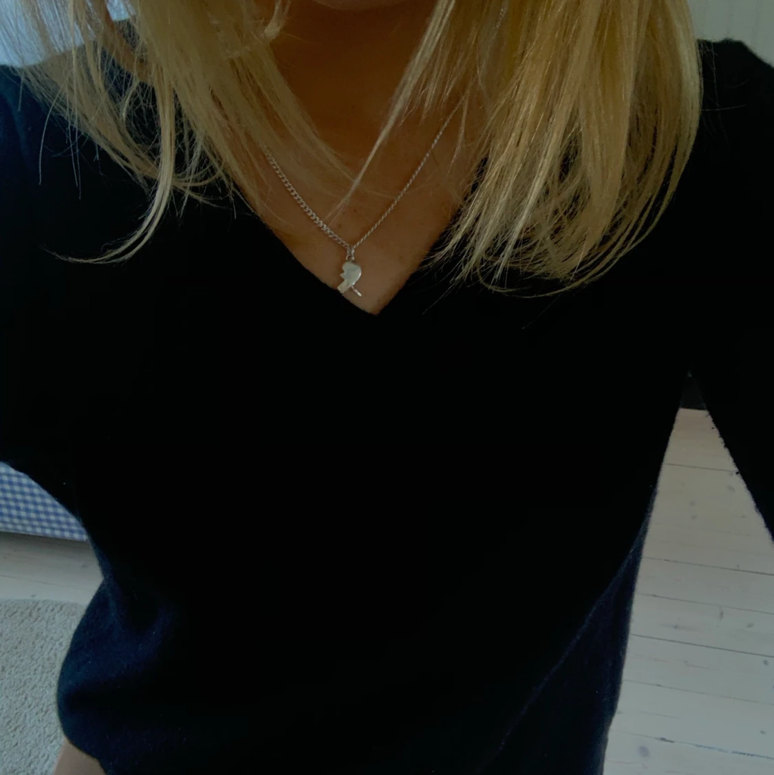 Svart kashmirtröja uniqlo