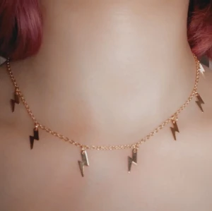 Halsband blixtar - Hämtas i Malmö, kan skickas, köpare står för frakt.