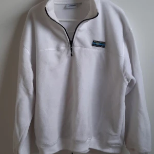 Fleecetröja - Vit fleecetröja (färgen är som på första bilden), storlek XS men ganska oversized i modellen, frakt tillkommer💛
