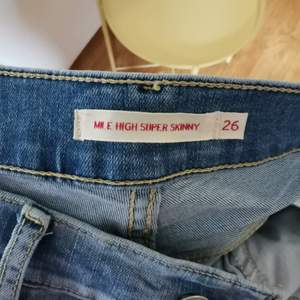 Har ett par oanvända MILE HIGH SUPER SKINNY levis jeans, köpta sen förra året. Storlek 26 med stretch. Oanvända pga felköpt storlek. Ordinariepris 1149, nu endast 500 kr