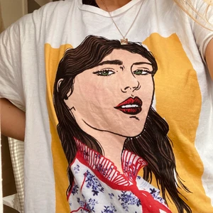 T-shirt  - Säljer min T-shirt med tryck från Zara!! Superskön och lite oversized!! Storlek M💛💛