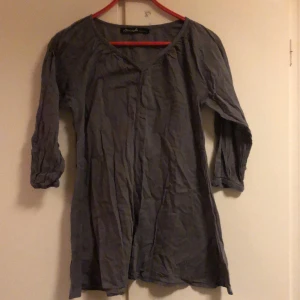 Tunika. - Fint skick men dock lite skrynklig bara. 