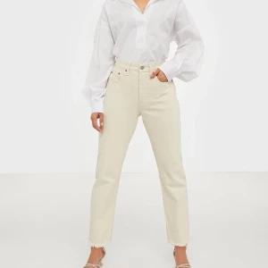 Levis 501 jeans - Dessa beiga snygga jeans från Levi’s och jag säljer de för att de inte passar mig längre⚡️Ordinarie pris: 999kr                                                Första bilden är en modell, inte jag                                            Köparen står för frakt!