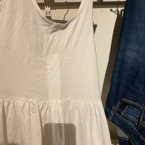 Vit tröja - Helt ny vit linne från gina är fin och passar med jeans eller annat säljer den då den inte tillkommer till användning💕buda pris💛