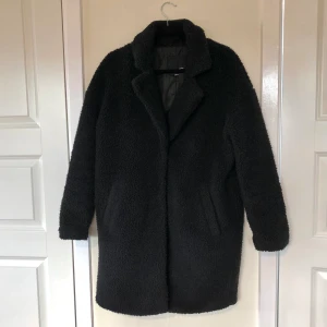 Teddyjacka  - Svart teddyjacka som användes under förra vintern. Storlek XS/S, använt men bra skick. Kan mötas upp i Malmö annars tillkommer fraktkostnad 