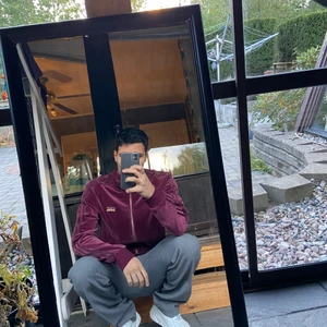 Adidas kofta i velour och gråa retro kostymbyxor - Adidas koftan säljs för 500kr och byxorna för 200kr