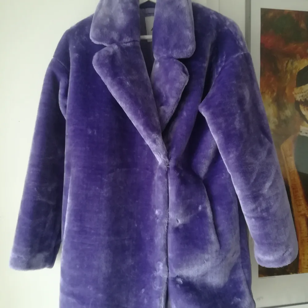 Beautiful purple fur jacket from Monki in a great condition. It is in size S (but will fit size M as well). Length is 79 cm and width 55x2 cm. Jackor.