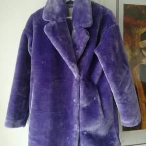 Beautiful purple fur jacket from Monki in a great condition. It is in size S (but will fit size M as well). Length is 79 cm and width 55x2 cm