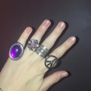 Stora silverfärgade ringar - Stora ej äkta silver ringar. Passar mm 15 skulle säga runt XS-S💕 30kr för alla 10kr styck