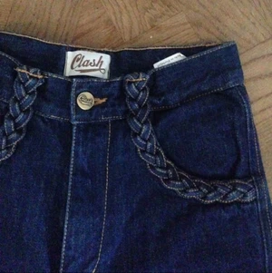  - Utsvängda 70tals-jeans från Clash.
Aldrig använda, eftersom de var för små. 
Storleken är 25, men skulle säga att de passar 26or också!
Pris kan diskuteras!!
