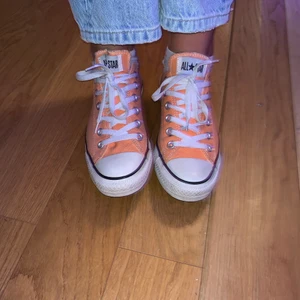 Converse låga stl 39,5 - Låga converse i bra skick, använda ett fåtal gånger. Pris 150kr plus frakt men går att diskuteras.