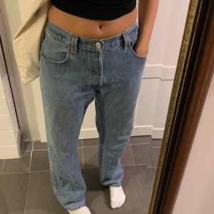 Levi’s jeans  - Jättefina blåa Levis jeans, ganska stora i midjan men funkar att lösa med skärp eller likande! Storlek W 34 L 32 men passar mig som är 170 och har normalt storlek S Högsta bud är just nu 310, avslutar imorgon kväll. 
