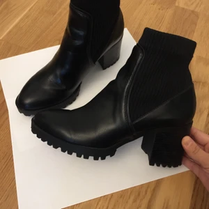 Skor med klack - Supersköna skor till salu. Knappt använt pga jag sällan har på mig skor med klack annars väldigt fina och dessutom av bra kvalitet. 