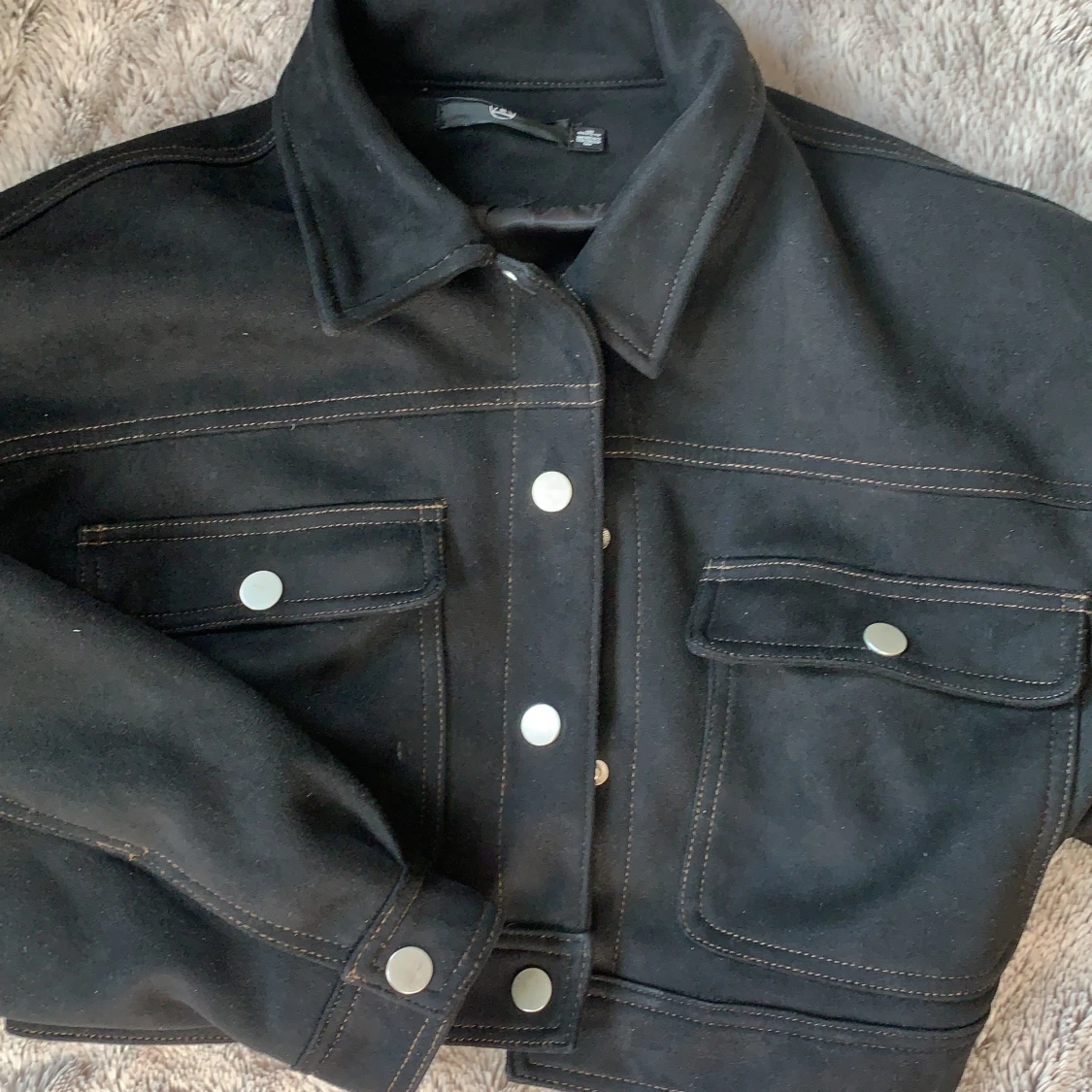 Kort oversize moccajacka med kontrastsömmar - 91